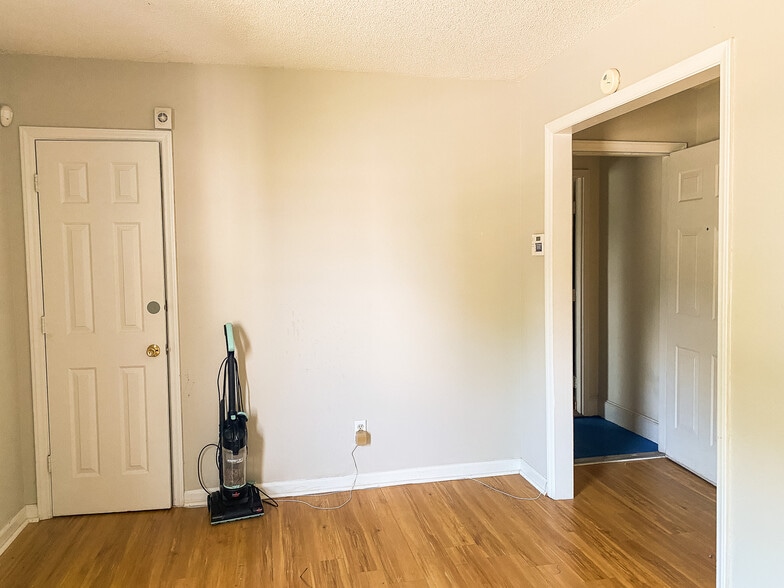 Building Photo - 1843 Devine Street