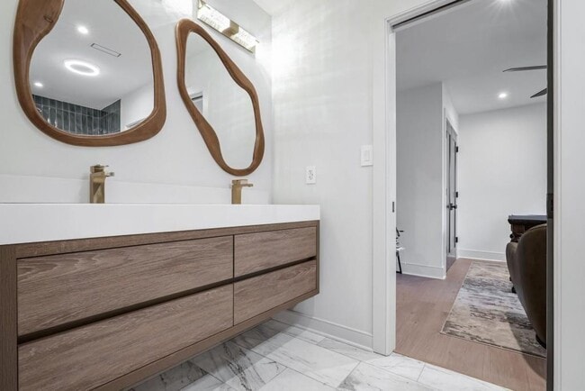 Building Photo - 1007 Somerset Dr NW