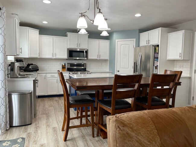 Building Photo - 6521 Donahue Dr