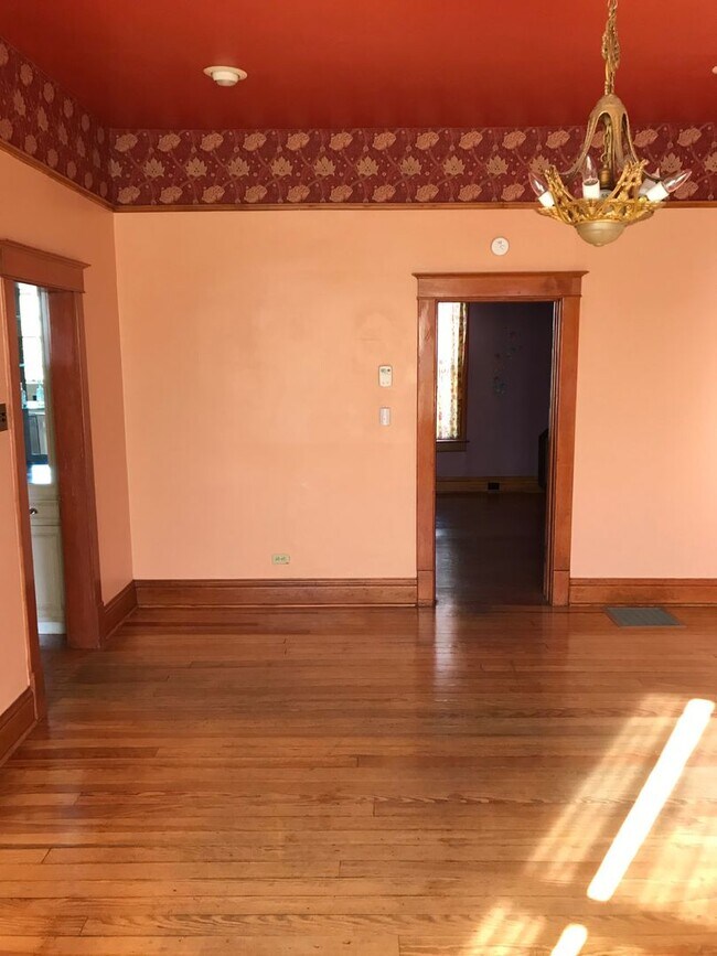 Building Photo - HISTORIC QUEEN ANNE 3 Bedroom  2 Bath
