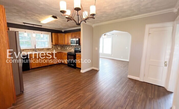 Building Photo - 507 S Lovell Ave