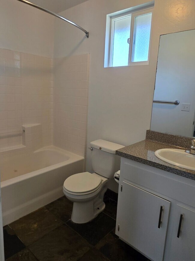 Building Photo - 315 Warren Ave