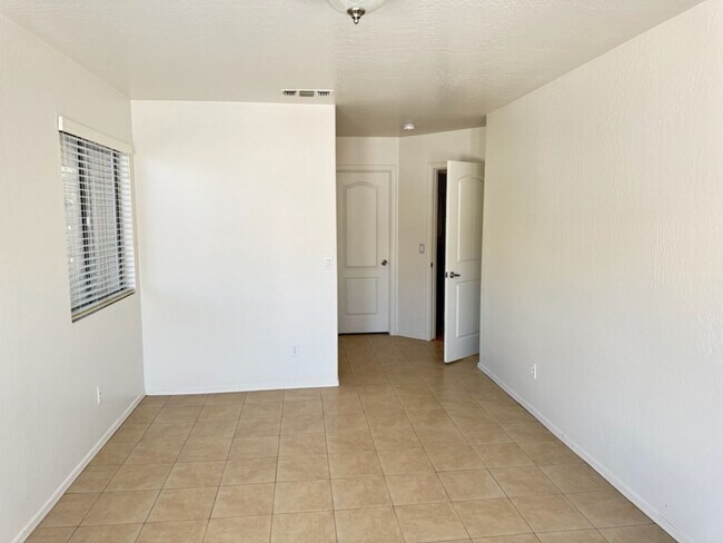 Building Photo - Jewel in South Tempe 3 bedroom rental