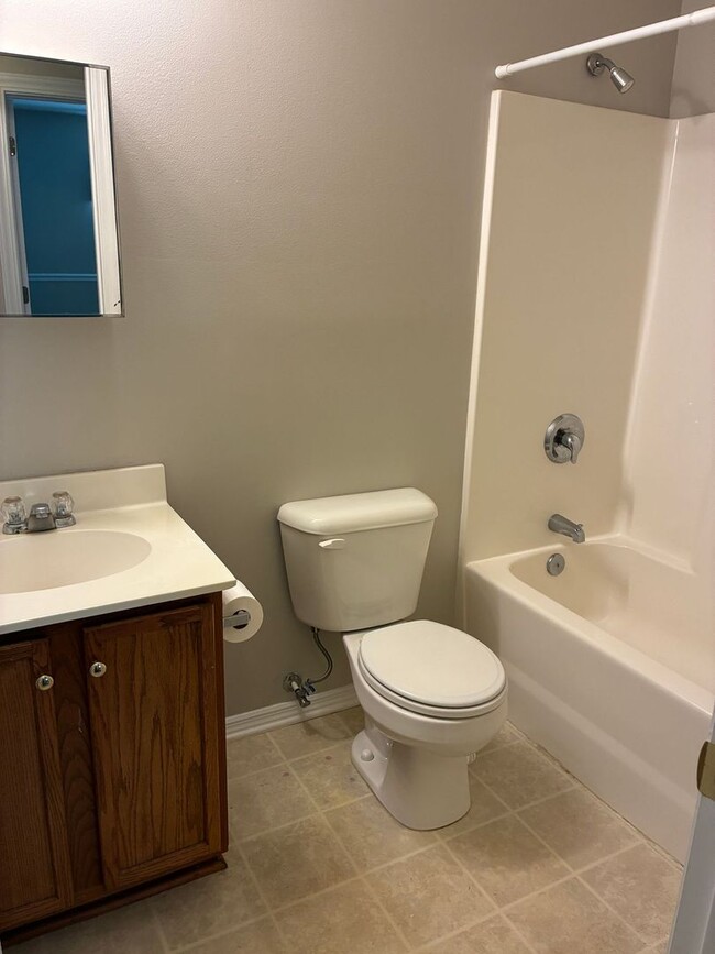 Building Photo - 3BD/ 2BA house in popular Bellegrove