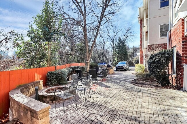 Building Photo - 105 S Summit Ave