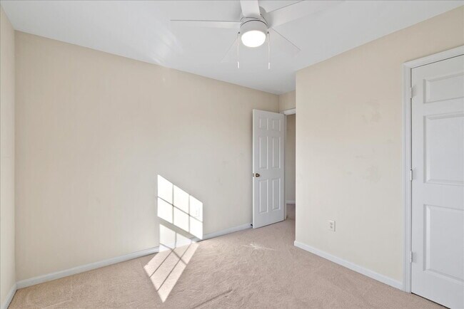 Building Photo - Beautiful End-Unit Townhome with Spacious Interior and Outdoor Living