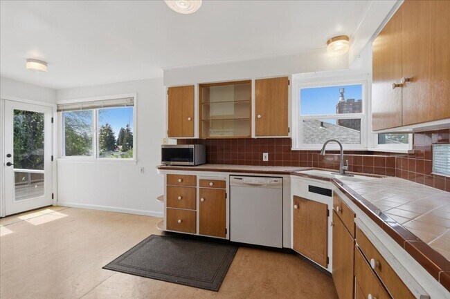 Building Photo - 3bd/2ba Seattle Home