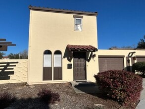 Building Photo - 810 Shady Oak Dr