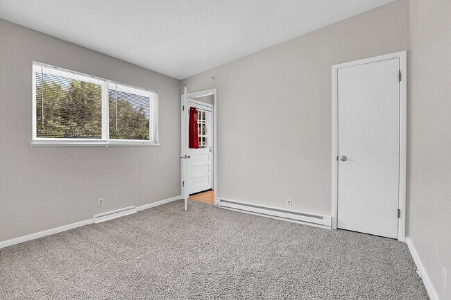 Building Photo - $1,995 - 3 Bed, 1 Bath Duplex Unit in Litt...