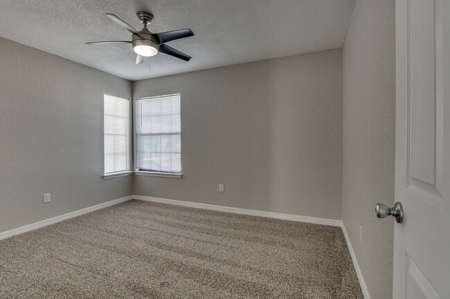 Building Photo - Three bed/two bath home near Kilpatrick turnpike