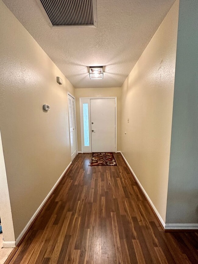 Building Photo - Perfect 3 bed 2 bath with huge fenced back...