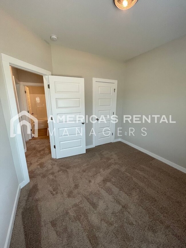 Building Photo - Available Now!! PRICE REDUCTION*** SIGN A ...