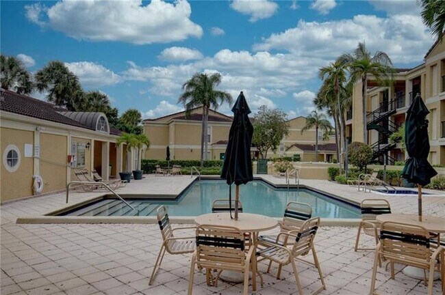 Building Photo - 833 Riverside Dr