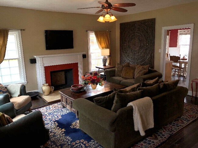 Building Photo - Quaint 3 Bed, 2 Bath Home