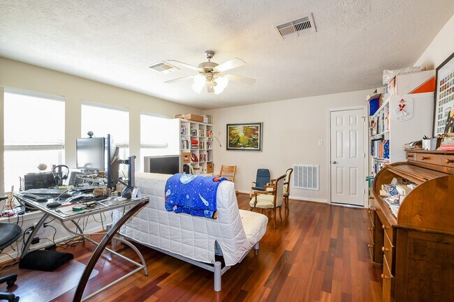 Building Photo - 7608 Janak Dr