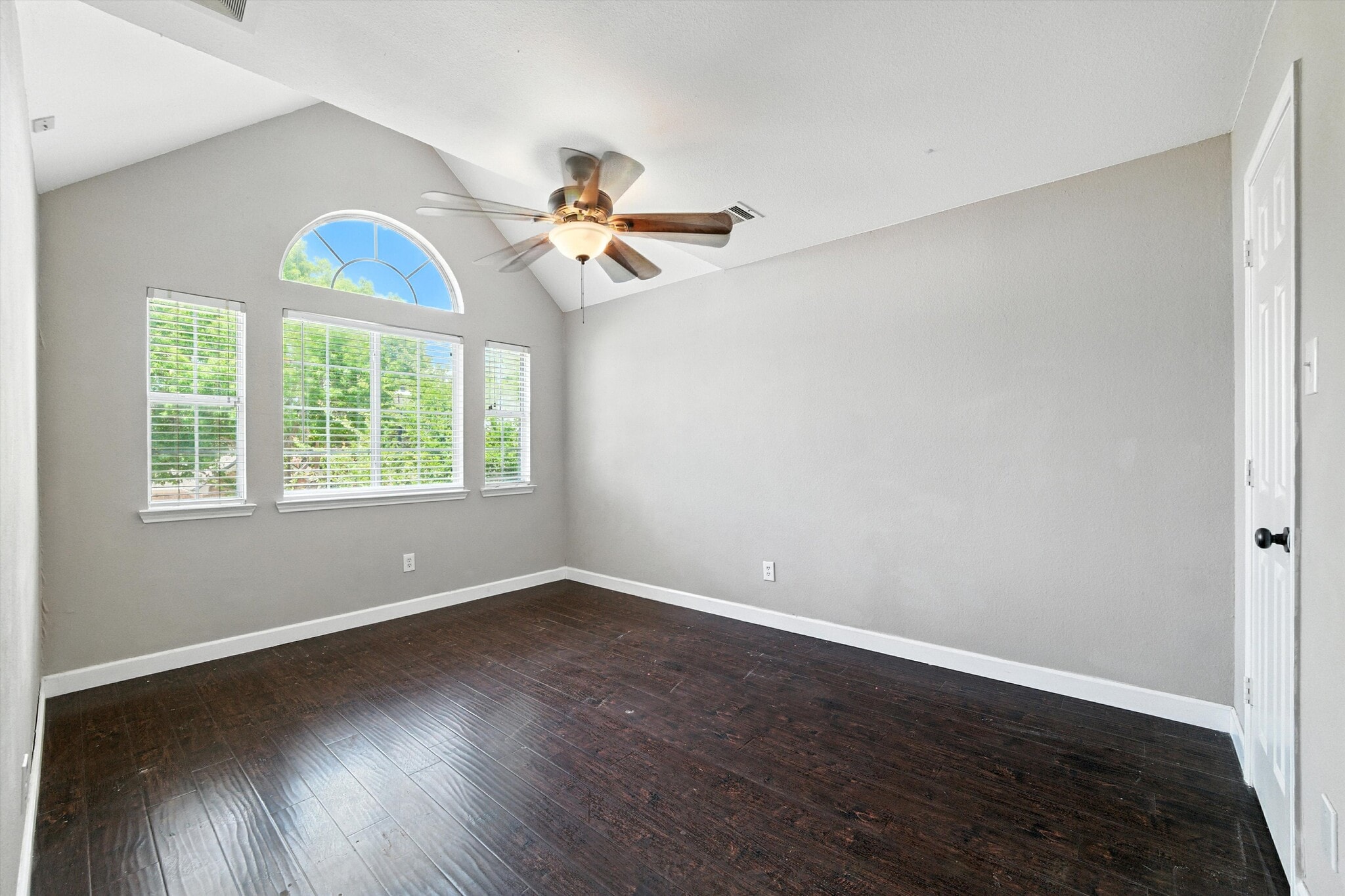 Building Photo - 9128 Cumberland Dr