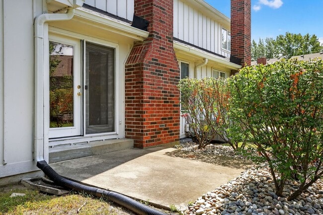 Building Photo - Updated 2 Bedroom 3 Bath townhome with ful...
