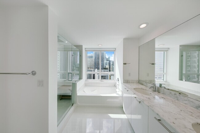 Building Photo - 950 Brickell Bay Dr