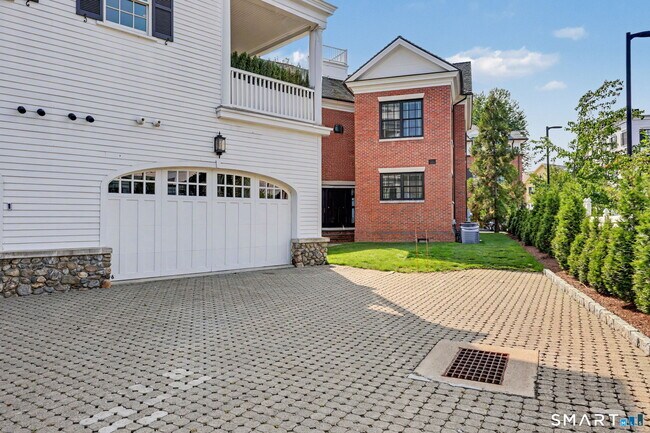 Building Photo - 16 Elmwood Drive