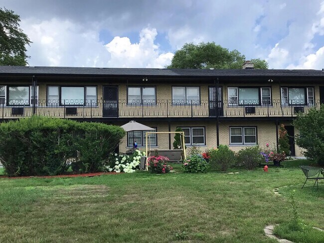 Building Photo - 7043 S East End Ave