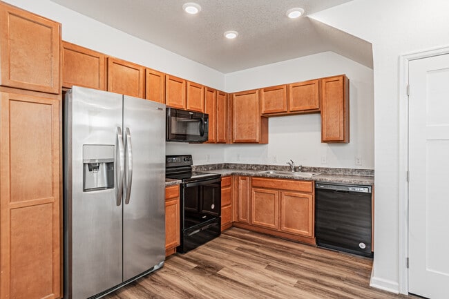 Building Photo - 1047 Oak Cir