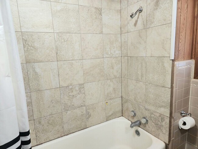 Building Photo - Country Living Home