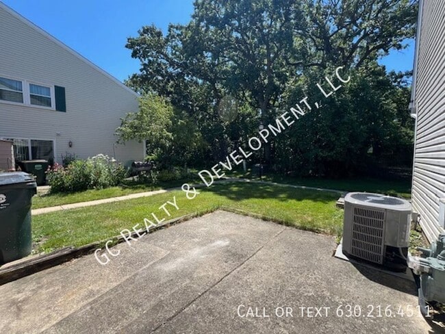 Building Photo - 1800 Jamestown Cir