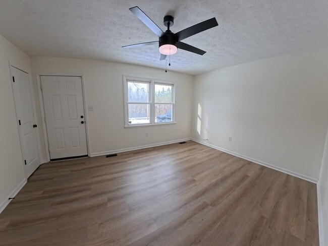 Building Photo - Adorable Home/Huge deck