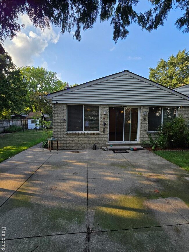 Building Photo - 2310 Cumberland Dr