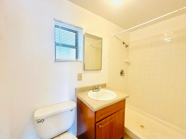 Building Photo - Cottage Style 1 Bedroom with Natural Light...