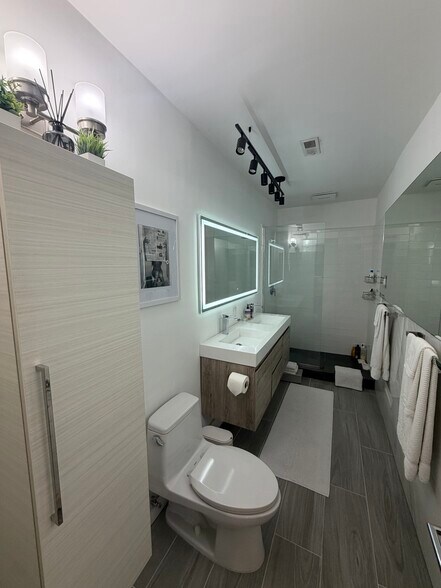 Building Photo - 2421 Lake Pancoast Dr