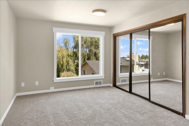 Building Photo - 561 Elm Way