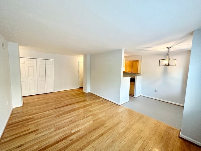 Building Photo - Spacious One Bedroom Condo In the Heart of Dupont - 17th/New Hampshire.