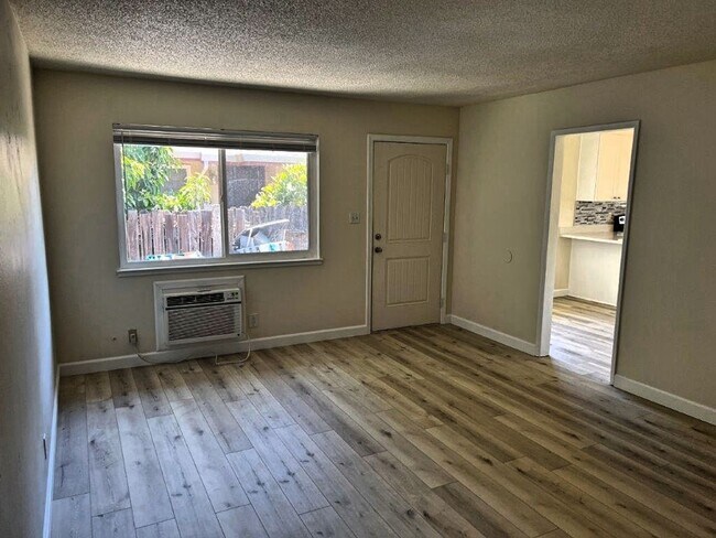 Building Photo - Remodeled 2 Bedroom Duplex w/ 1 Car Garage *Star Rentals