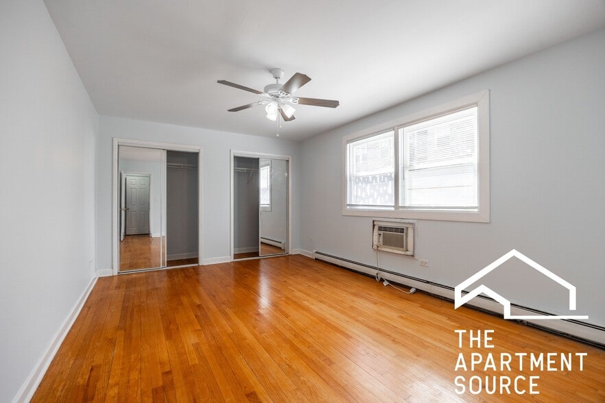 Building Photo - 1643 W Sherwin Ave