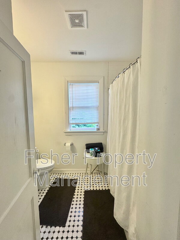 Building Photo - 2205 Fenton St