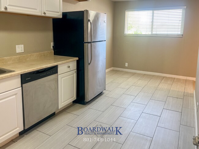 Building Photo - Recently Remodeled 2 bedroom in Salt Lake!