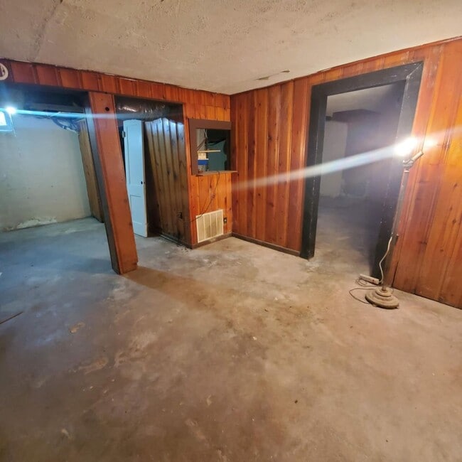 Building Photo - Charming 4-Bedroom Home Near Downtown & Kellogg