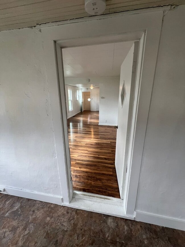 Building Photo - 2 bedroom house, huge 2 car garage, large ...