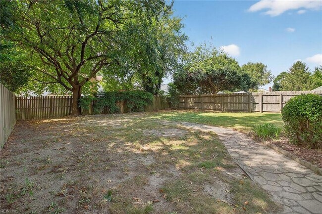 Building Photo - 5677 Rushmere Dr