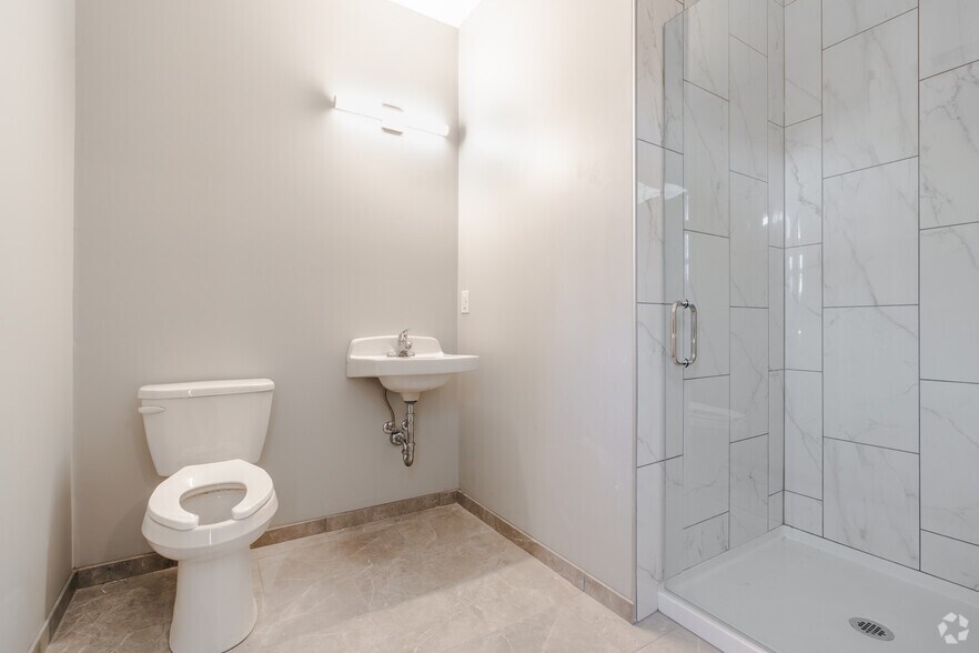 Studio, 1BA - 400SF - Bathroom - INMKS Market Street Apartments