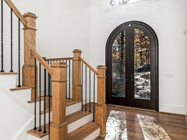 Building Photo - Beautifully built, renovated home boasts 5 BD, 5 BT, providing ample space for a growing family a...