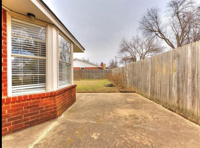 Building Photo - 721 Claremont Dr