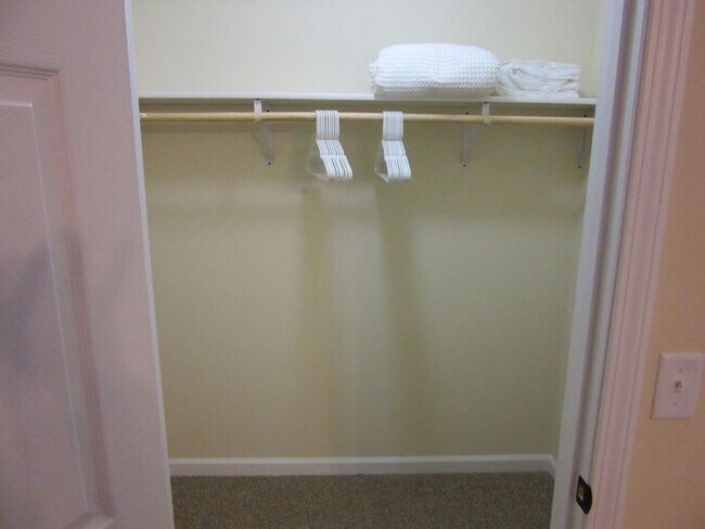 Building Photo - 2 Bedroom Upper Unit Pets Welcome!!