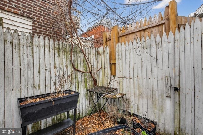 Building Photo - 416 E Flora St