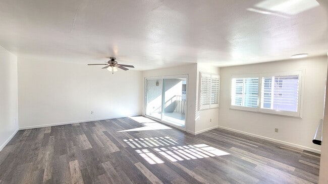 Building Photo - 3 bd/2 ba Townhouse close to USD.