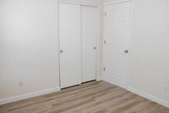 Building Photo - Gorgeous 4Bed/2.5Bath/2Car home located in North Las Vegas Raven Hill gated community!