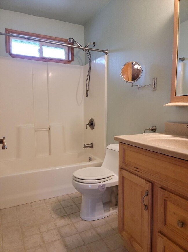 Building Photo - Very neat unit in Poulsbo area.