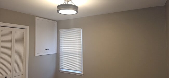 Building Photo - Move in special - Newly Renovated SF in North KC