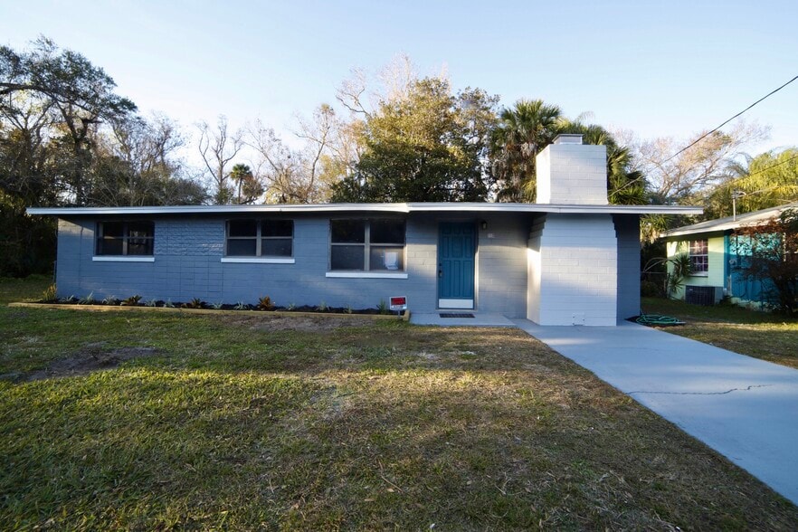 Front - 113 Astor St